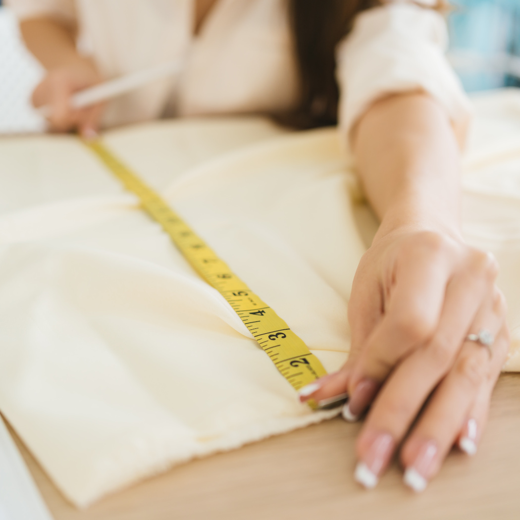 Jak mierzyć ubrania na płasko? Niezbędne wskazówki dla kupujących i sprzedających ubrania w sieci